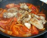 A picture of step 4 of Tomato Chicken / Kuzi Merah.