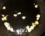 Foto del paso 2 de la receta: Alcachofas con gulas, gambas y jamón