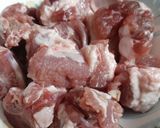 Hình bước làm 1 của món Sườn non rim me