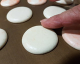 Foto del paso 17 de la receta: Macarons diablillos con relleno de crema de frambuesa!!!