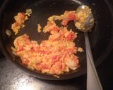 A picture of step 3 of Huevos Con Tomate Y Cebolla.