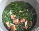Foto langkah ke 3 dari resep Sayur Bening Bayam dan Jamur Shiitake.