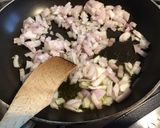 Une image de l'étape 3 de Champignons monstres farcis (oignon de roscoff,salicornes,sauce tomate maison,épices).