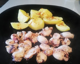 Foto del paso 5 de la receta: Chipirones a la plancha 🦑 con patatas asadas en microondas 🥔