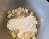 A picture of step 4 of Fettuccine with Scallops and Tobiko Cream Sauce.
