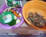 Foto langkah ke 1 dari resep Udang Kentang Kuah Kuning.