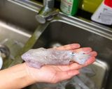 Hình bước làm 1 của món Mực nhồi thịt chiên