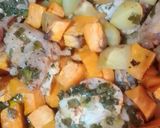 Foto del paso 4 de la receta: Muslos rellenos sobre colchón de cebollas de verdeo y agregado de papas y Boniato