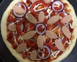 Hình bước làm 3 của món Pizza bò băm, xúc xích