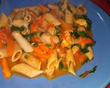 Foto del paso 3 de la receta: Fideos integrales con verduras (zanahoria, morrón, tomate, ajo y espinaca.)