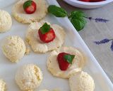 Túrógombóc epres, bazsalikomos töltelékkel recept fázis 3 fotója