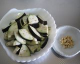 A picture of step 1 of Eggplant and Ground Meat Butter-Ponzu Flavored Pasta.