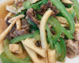 A picture of step 5 of Green pepper, bamboo-shoot and pork stir-fry.