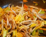 A picture of step 4 of Sweet and Salty Miso-Flavored Stir-Fried Udon Noodles.
