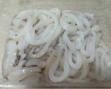 Foto del passaggio 1 della ricetta Insalatina di calamari e cipolle