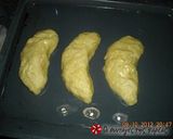 A picture of step 7 of Shortcrust pastry cheese pies.