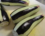 A picture of step 1 of Mild Tasting Curry Flavored Stir-fried Eggplant.