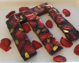 A picture of step 9 of Strawberry chocolate bar.