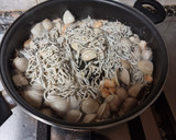 Foto del paso 3 de la receta: Gulas con langostinos, almejas y tomate