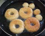 A picture of step 8 of Auntie Machi's Beloved Donuts.