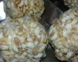 A picture of step 7 of Chuda aur laai ke laddu.