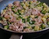 Foto del paso 2 de la receta: Empanadas de pollo y zapallito 🥟