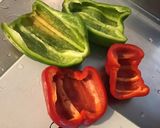 Une image de l'étape 1 de Poivrons bicolores au gingembre et épices massalé.
