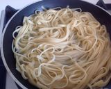 Foto del passaggio 4 della ricetta Linguine rigate con crema di zucchine, datterini confit e granella di pistacchi