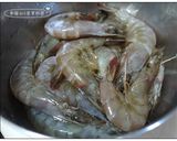 A picture of step 1 of Tom Yum Goong (Thai Hot and Sour Shrimp Soup).