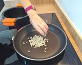 Foto del paso 3 de la receta: Ensalada de pasta con habitas y burrata