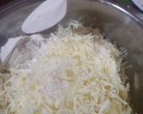 Foto langkah ke 2 dari resep Crispy cheesy hash browns.