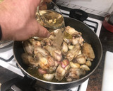 Foto del paso 7 de la receta: Alas de pollo con ajos y vino con rehogado de col