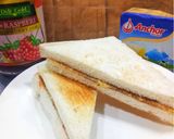 Gambar langkah 3 resipi Roti bakar & jem.