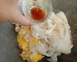 รูปขั้นตอนการทำที่ 4 ของ ก๋วยเตี๋ยวคั่วไก่