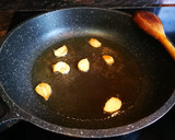 Foto del paso 2 de la receta: Merlucitas con setas salteadas al ajillo