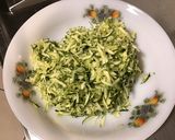 Une image de l'étape 5 de Salade de crabe au céleri, courgette, oignon rouge et olives noires.