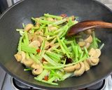 芹菜炒洋菇(簡單料理)的食譜步驟7照片
