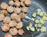 Foto del paso 1 de la receta: Tomates cherrys confitados con chorizo