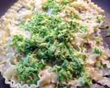 Foto del passaggio 9 della ricetta Mafalde con pesce persico, crema di peperoni, e zucchine grattugiate