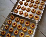 Foto langkah ke 5 dari resep Strawberry Cheese Tumbrint Cookies.