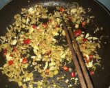 Hình bước làm 2 của món Cá ngừ kho trứng sả ớt