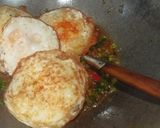 Foto langkah ke 3 dari resep Telur ceplok bawang kecap.