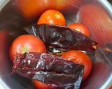 Foto del paso 1 de la receta: Pollo deshebrado con papas en salsa roja