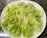 Foto langkah ke 2 dari resep Pork Stir Fry Beansprouts on Lettuce (Lettuce Siram Tumis Babi Toge).