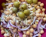 Une image de l'étape 1 de Salade de pois chiches à la grecque.