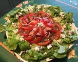 Une image de l'étape 10 de Salade de feuille de chêne aux tomates, jambon blanc et roquefort (sauce épicée à la ciboulette).