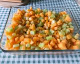 Une image de l'étape 9 de Salade de fruits aux deux melons, raisins et abricots.