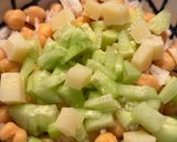 Foto del paso 2 de la receta Ensalada de garbanzos y pepino aliñada con un toque de curry