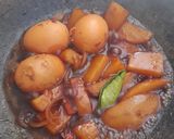 Foto langkah ke 6 dari resep Semur Kentang Tahu Telur.