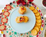 A picture of step 5 of Monaco Biscuit Sev puri / Monaco Sandwich.